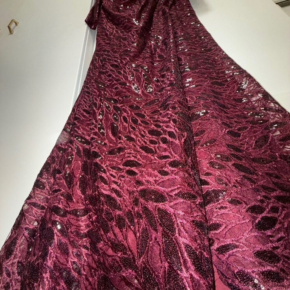 NWT | Mac Duggal 12412 Garnet Red Long Sleeve Sequined V-Neck Gown Size 12 - Picture 15 of 15
